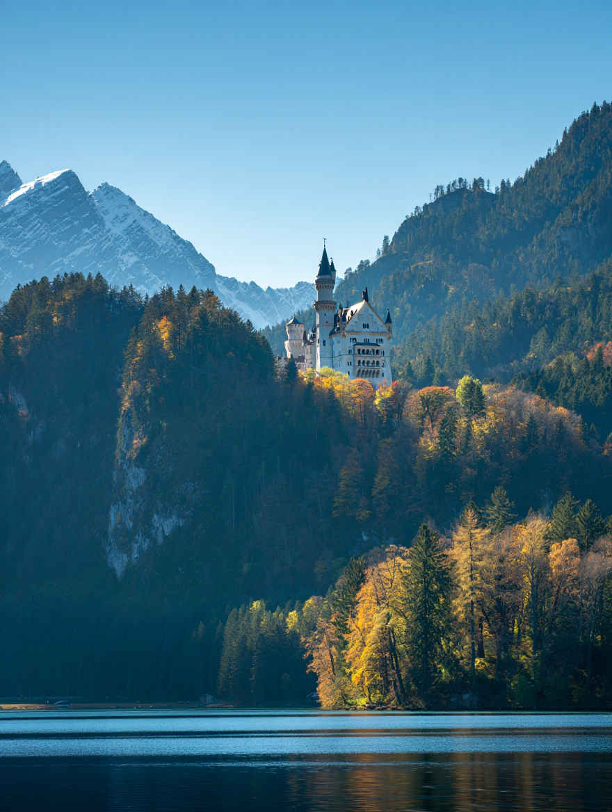Neuschwanstein Schloss in Bayern mit Alpenpanorama