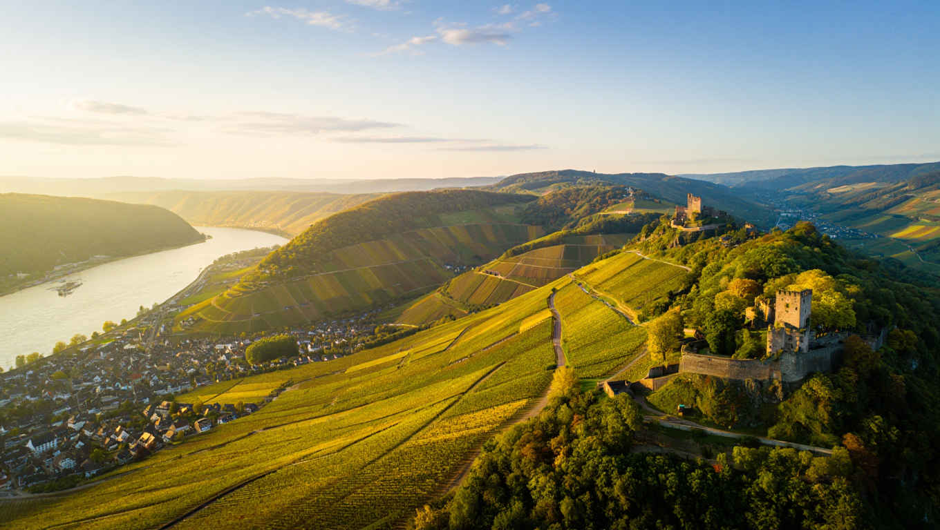 Malerische deutsche Flusslandschaft bei Tageslicht